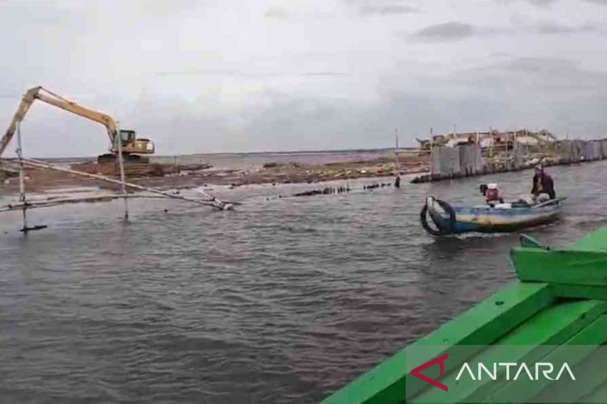 Pagar laut di pesisir laut Segarajaya Bekasi untuk pelabuhan perikanan