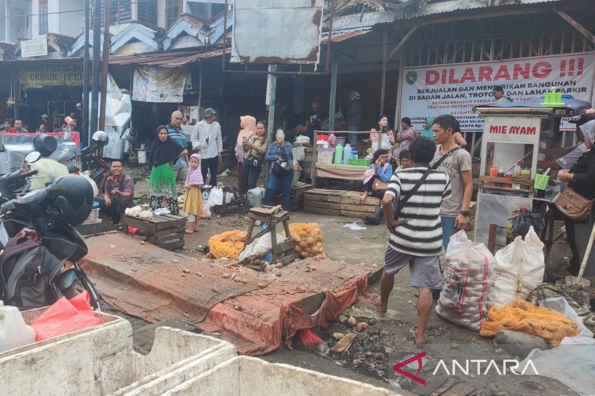 Pemkot Bengkulu kembali tertibkan ratusan PKL di Jl. KZ. Abidin