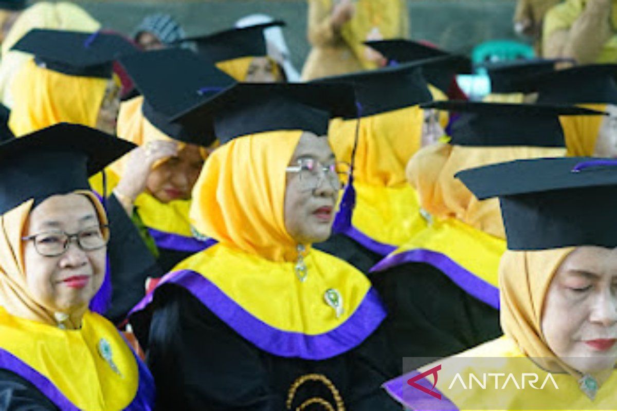 Puluhan lansia di Banjarmasin jalani wisuda