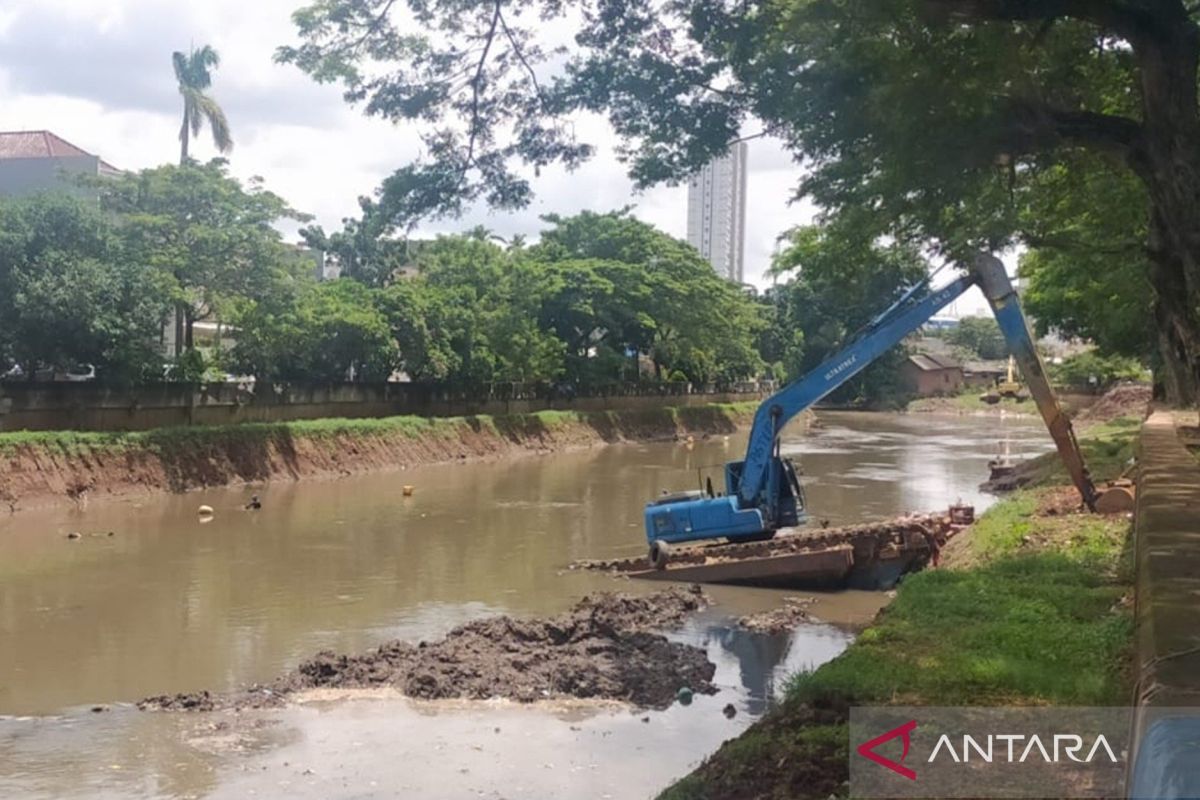 Pemkot Jakbar dirikan posko siaga antisipasi longsor di Kembangan