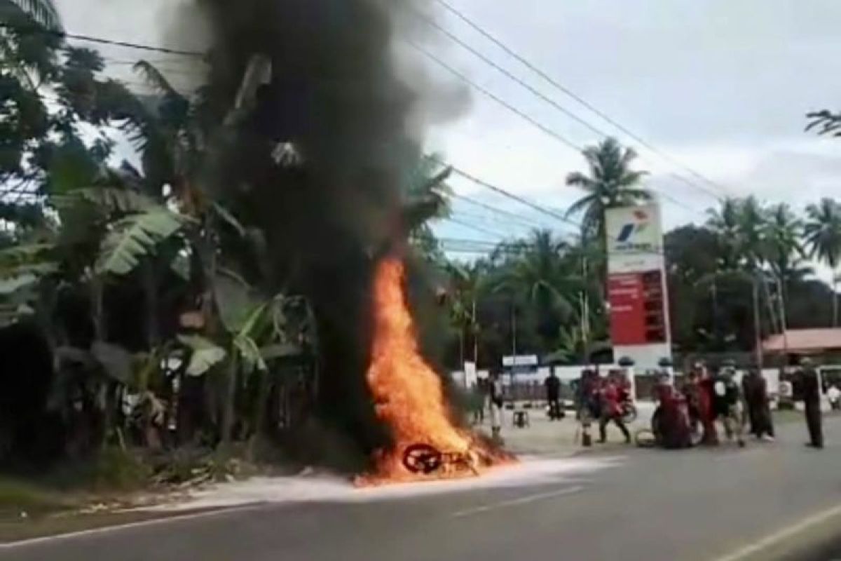 Kebakaran motor nyaris lalap SPBU di HST