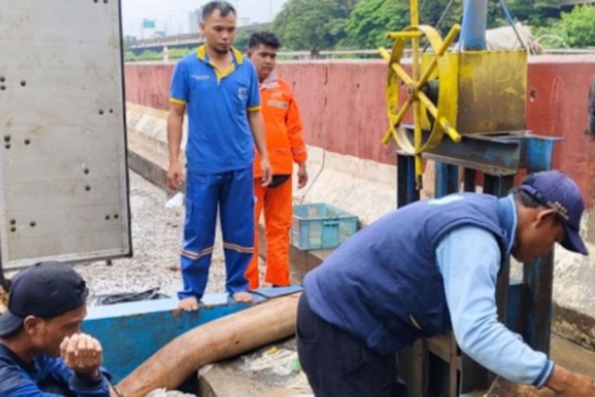 Pemkot kerahkan empat pompa atasi banjir di Jalan RE Martadinata