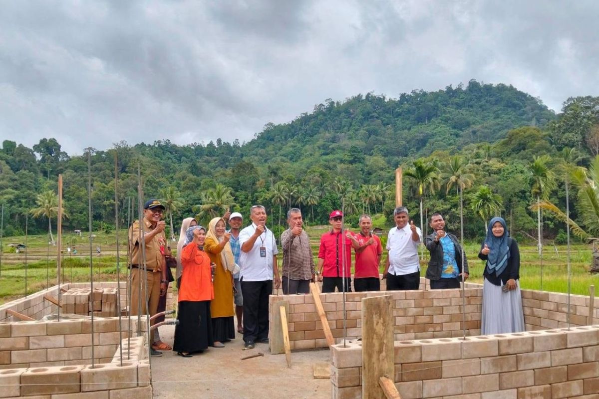 Bedah Rumah Warga dari Sepablock, PT Semen Padang Berkomitmen Kurangi Angka Kemiskinan di Padang