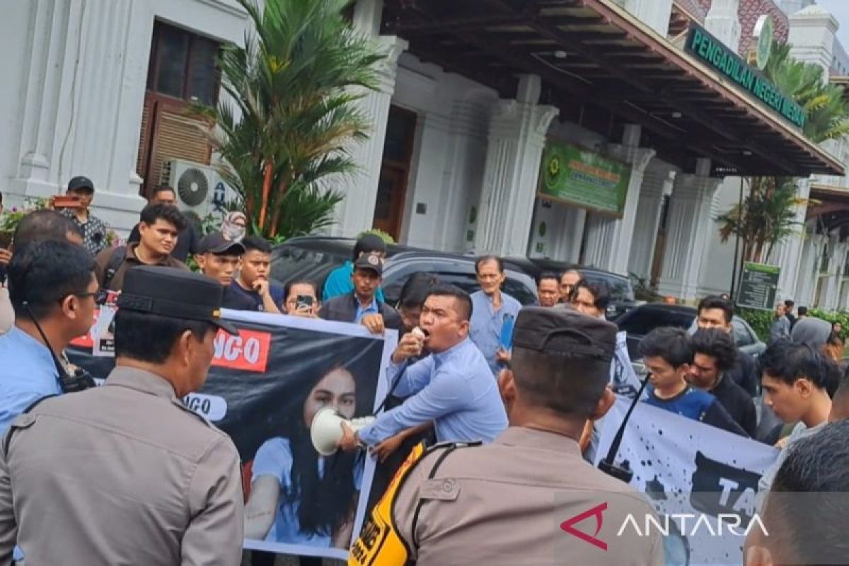 Puluhan mahasiswa minta PN Medan tahan dua terdakwa pengeroyokan