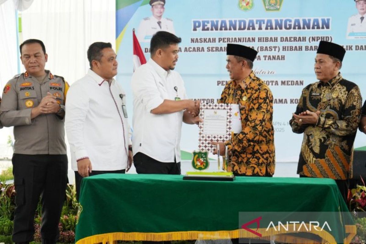 Wali Kota Medan serahkan hibah tanah  untuk dua gedung madrasah