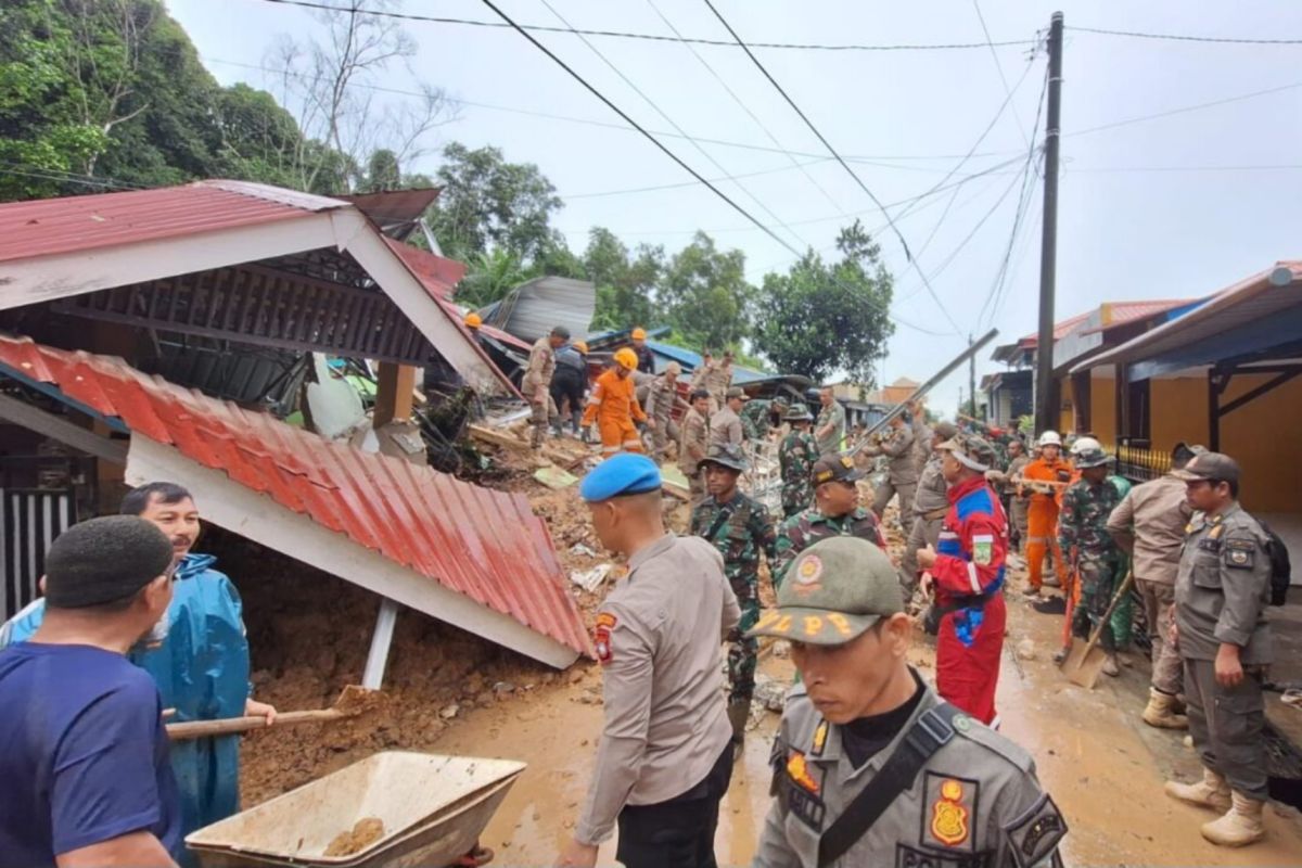 Kemensos berikan santunan korban longsor di Batam