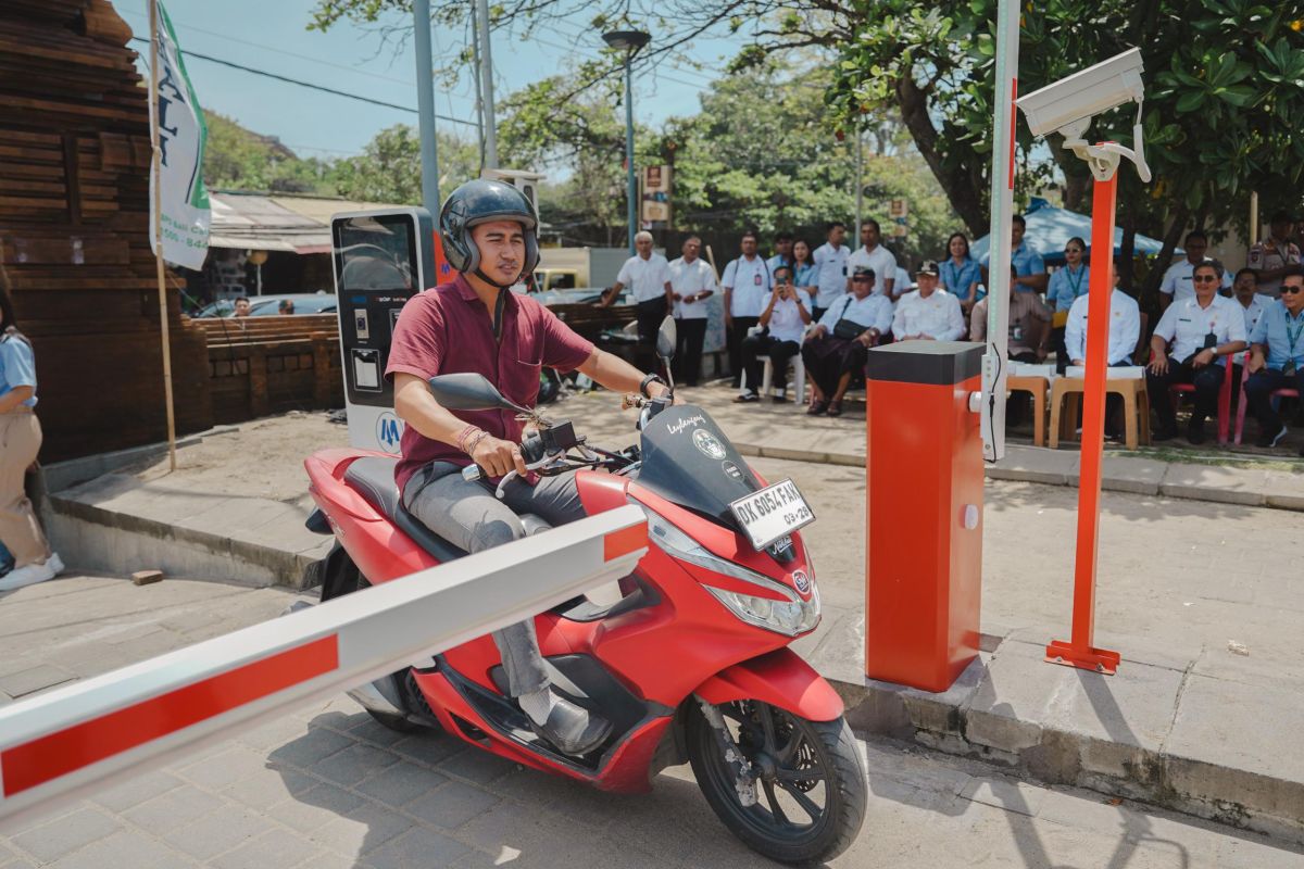 Wisata ke Pantai Kuta, untuk parkir pakai sistem non-tunai