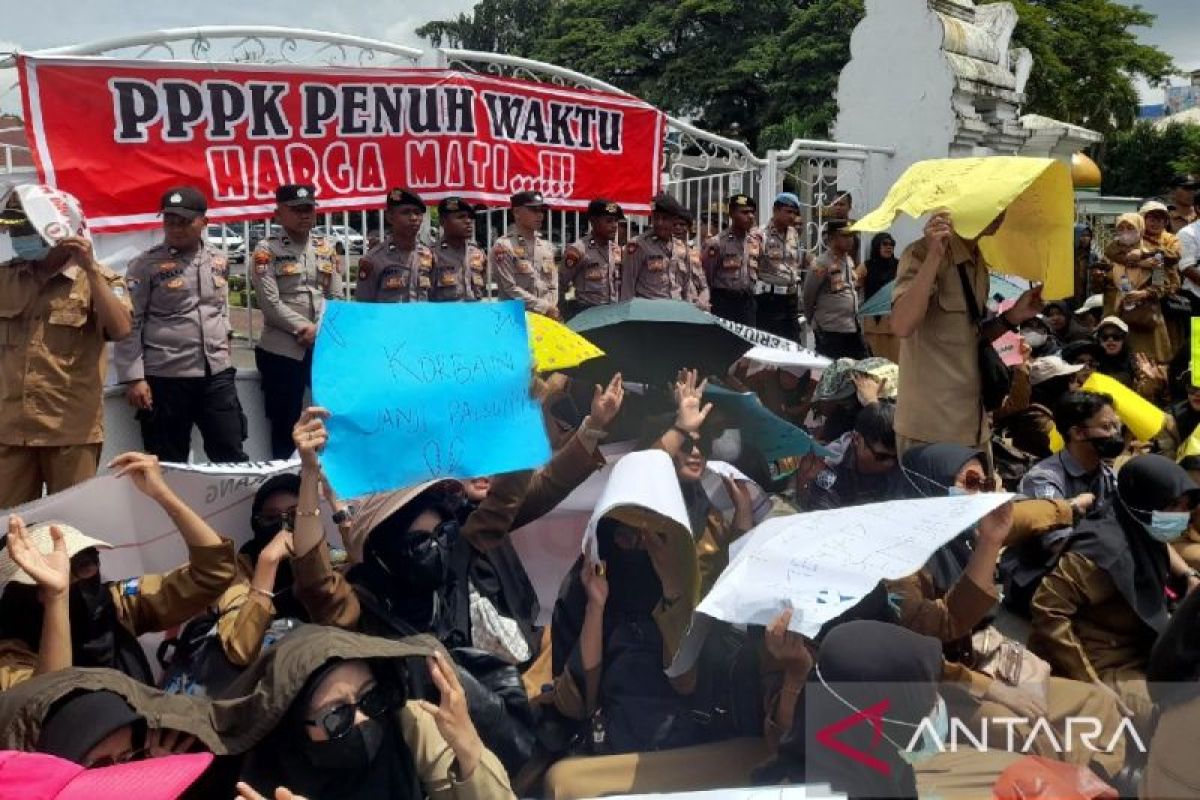 Ribuan honorer Kabupaten Serang tuntut diangkat PPPK penuh waktu