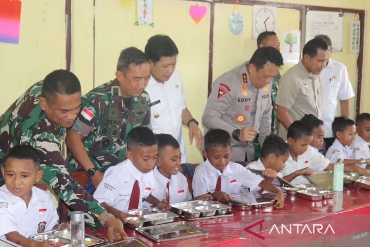 Pj Gubernur Maluku tinjau pelaksanaan program MBG di Kota Ambon