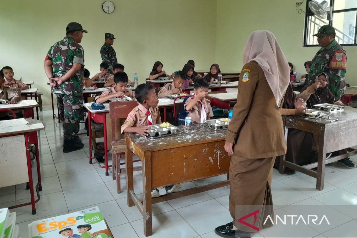 Prajurit TNI kawal program Makan Bergizi Gratis di Pebayuran Bekasi