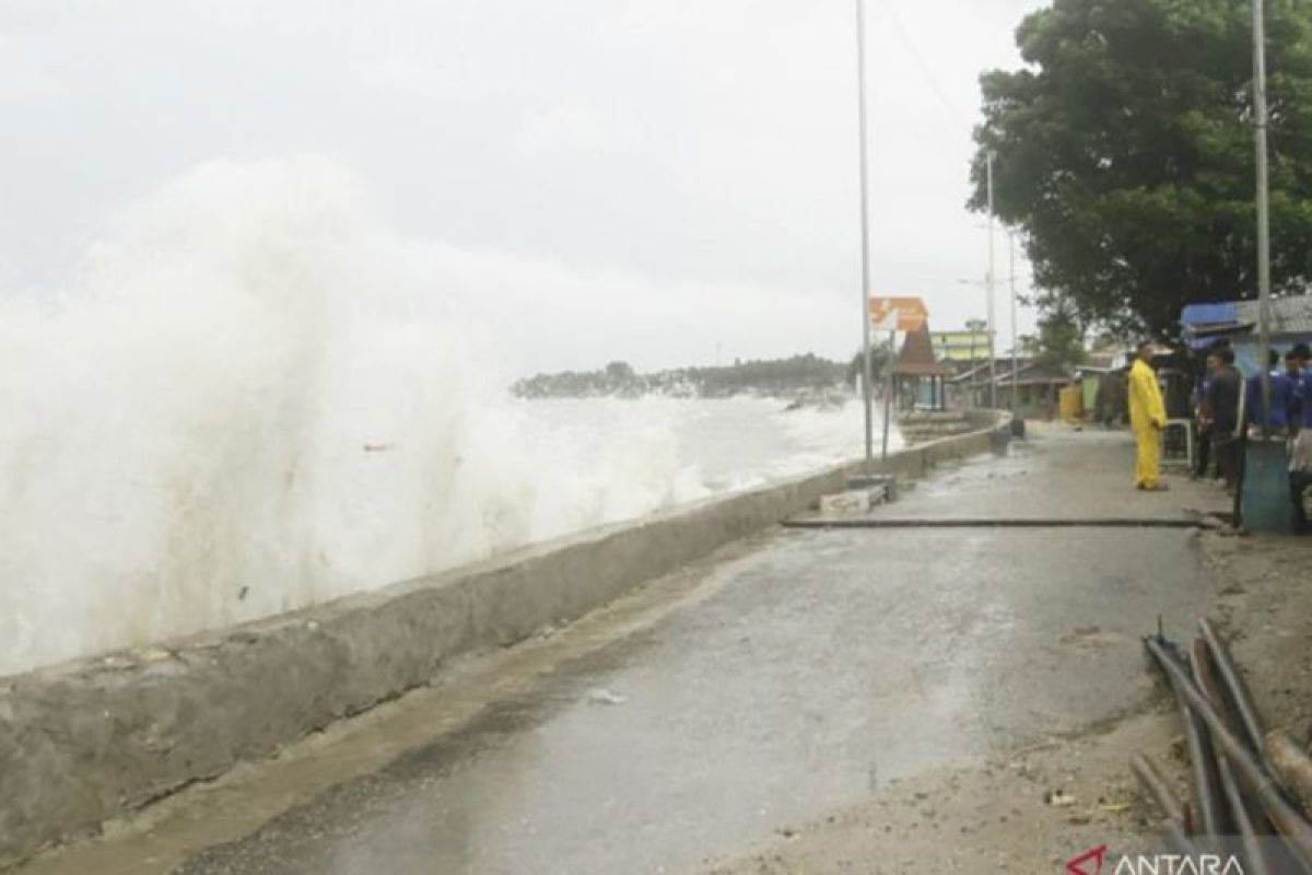 BMKG peringatkan gelombang 1,25 - 4,0 meter di perairan NTT