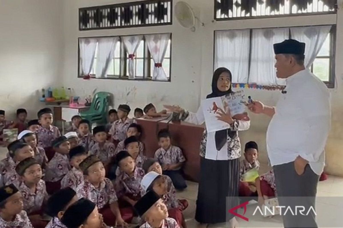 Pemkab Pidie Jaya Aceh minta maaf murid SD terpaksa belajar di lantai