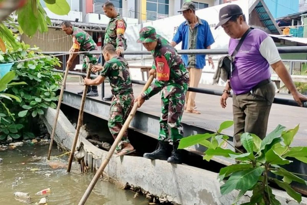 Kodim dan warga Banjarmasin bersihkan Sungai Veteran cegah banjir