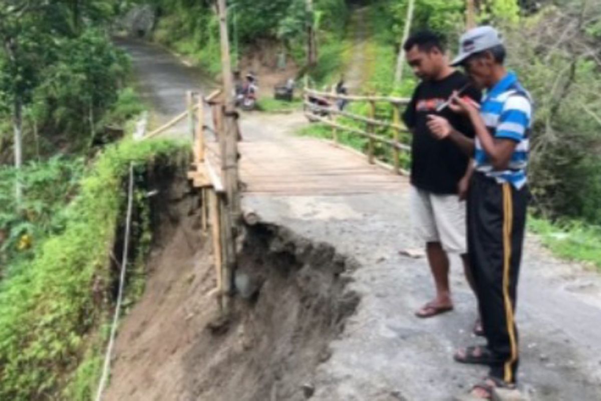 Jalan penghubung antar-kecamatan di Ponorogo Jatim amblas terseret longsor