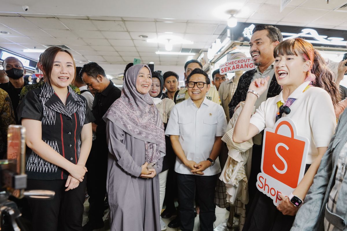 Menteri UMKM dan Menko PM live shopping Shopee di Tanah Abang