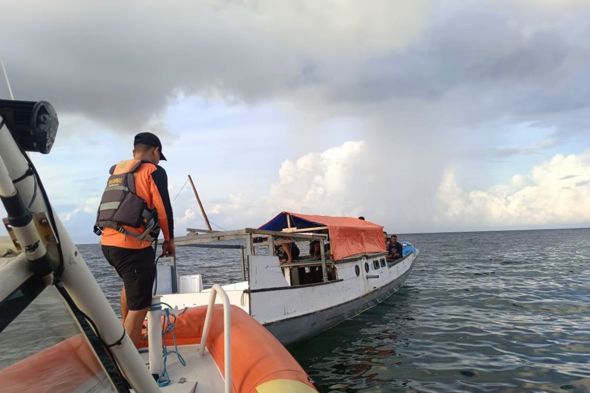 Tim SAR evakuasi tiga nelayan dari kapal mati mesin di perairan Wakatobi