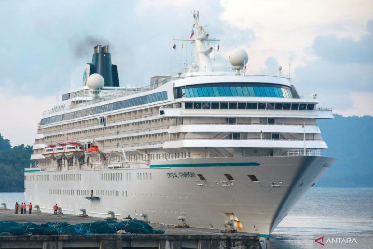 Kapal pesiar Crystal Symphony bawa 214 turis asing ke Sabang