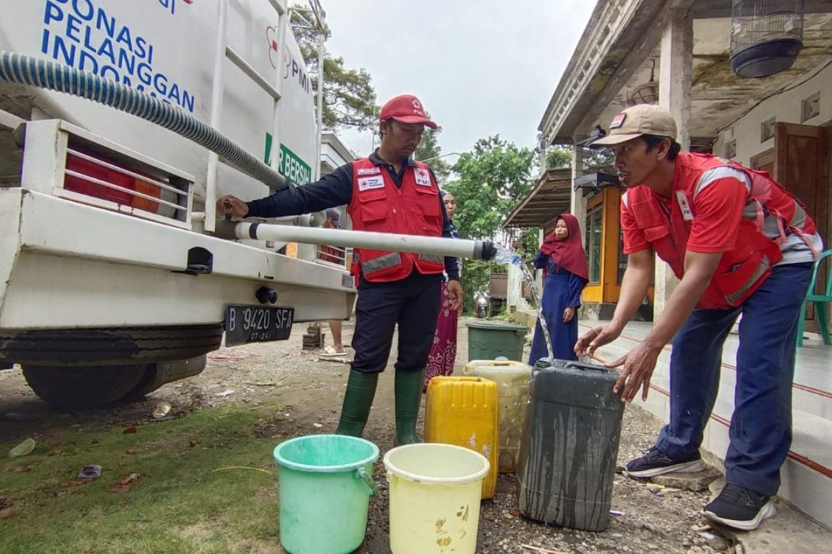 PMI Jember salurkan 55.000 liter air bersih