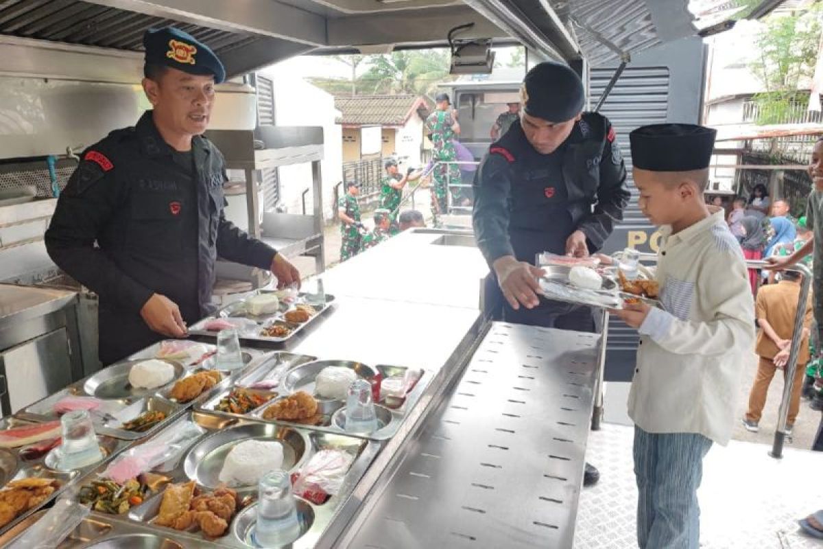 Polda Sumut salurkan Makan Bergizi Gratis di panti asuhan  Medan