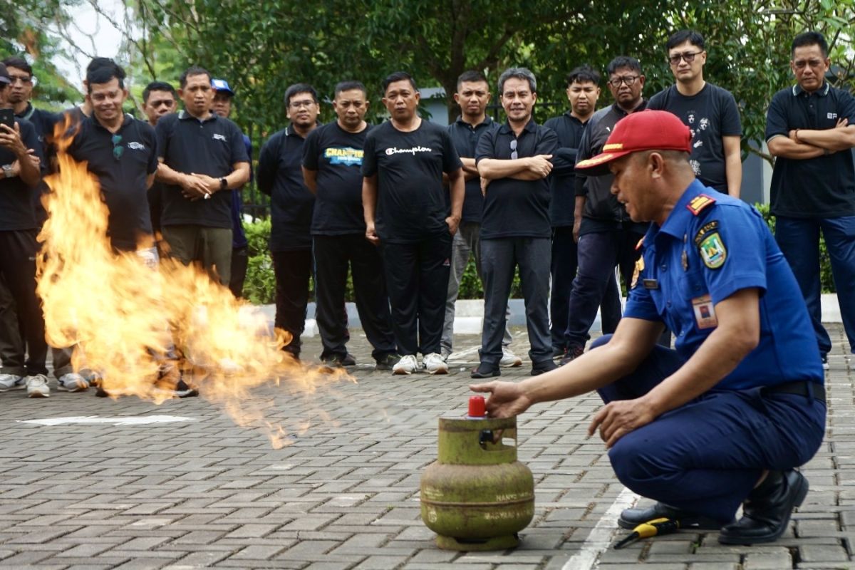 Disdamkar Batam edukasi pemadaman kebakaran ke 39 instansi sepanjang 2024