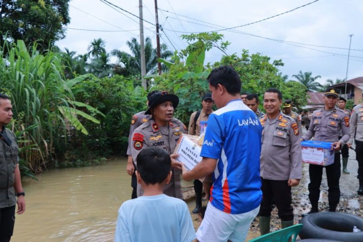 Wakapolda Riau salurkan bantuan ke korban banjir di Kampar