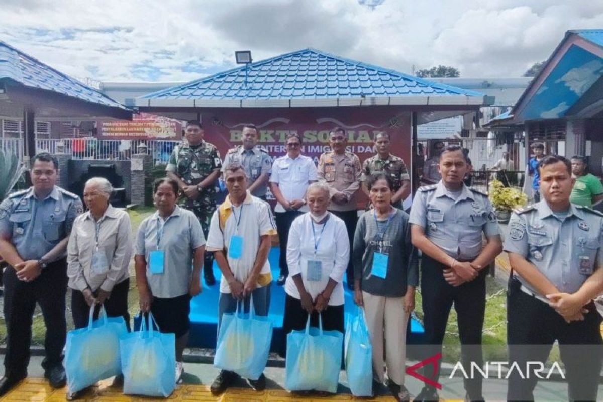 Rutan Tarutung bagikan 350 paket sembako dari Menteri Imipas