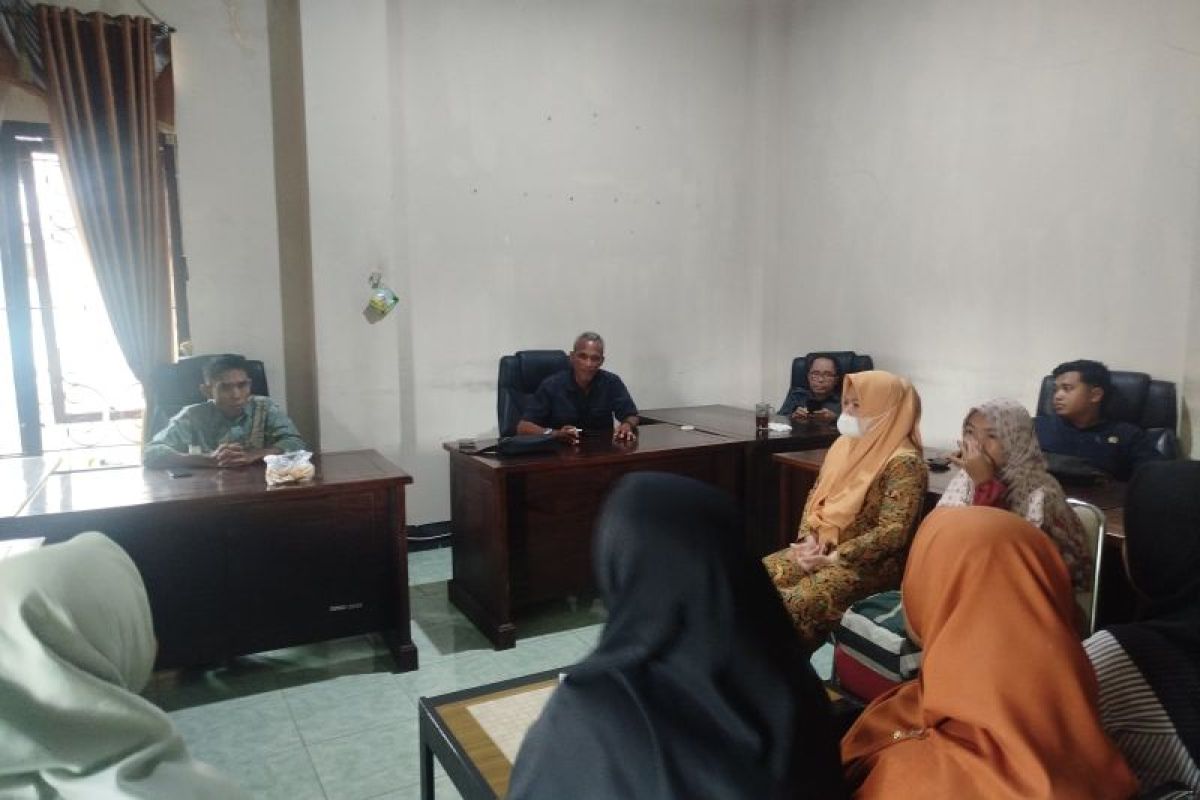 Tujuh guru honorer yang dibatalkan kelulusan PPPK mengadu ke DPRD Dompu