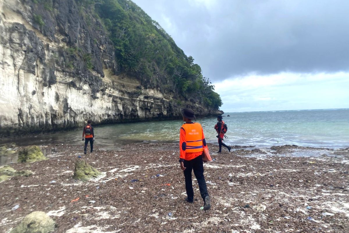 Tim gabungan cari tiga korban kapal karam di perairan Tanakeke Takalar