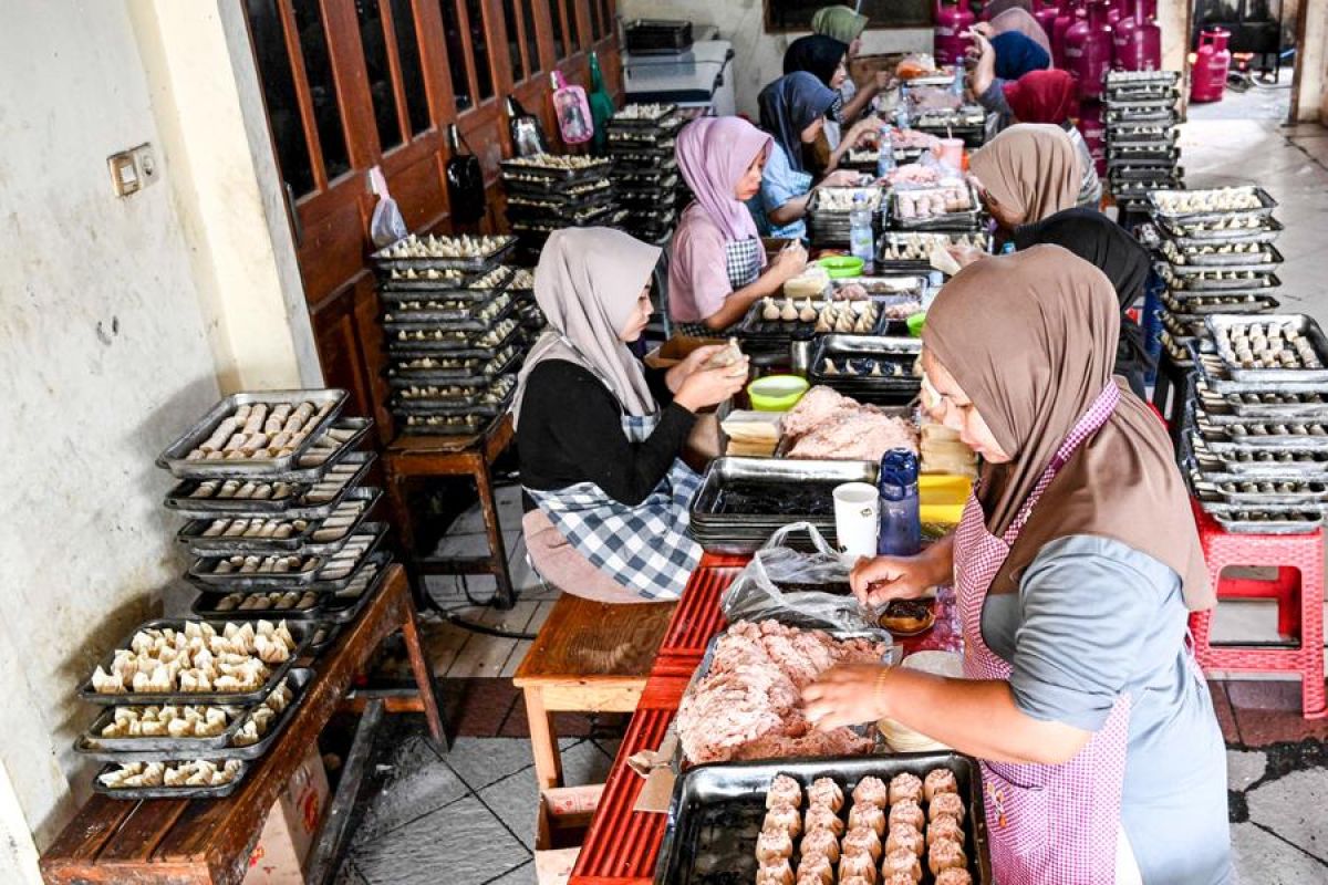 Kesibukan pekerja di Tangsel buat dimsum jelang Tahun Baru Imlek