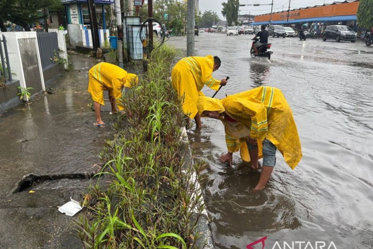 TRC Dinas PUPR Bersihkan Drainase, Cegah Genangan Air