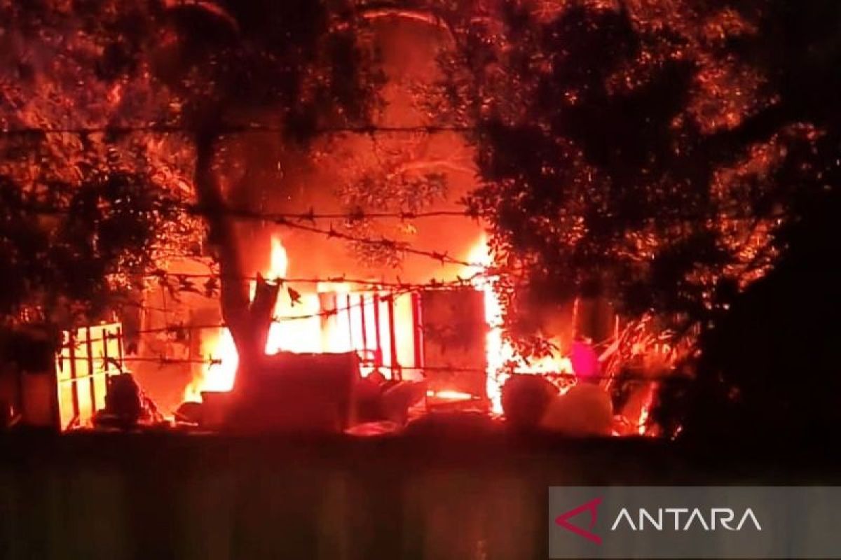 Lapak rongsok di Pasar Rebo Jaktim terbakar akibat ledakan motor bekas