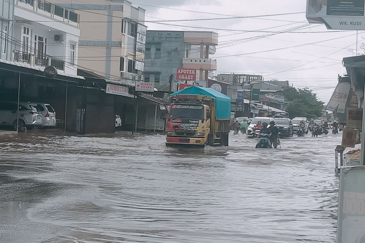 16 KK warga Kompleks Pasar Baru Singkawang Kalbar dievakuasi dari banjir