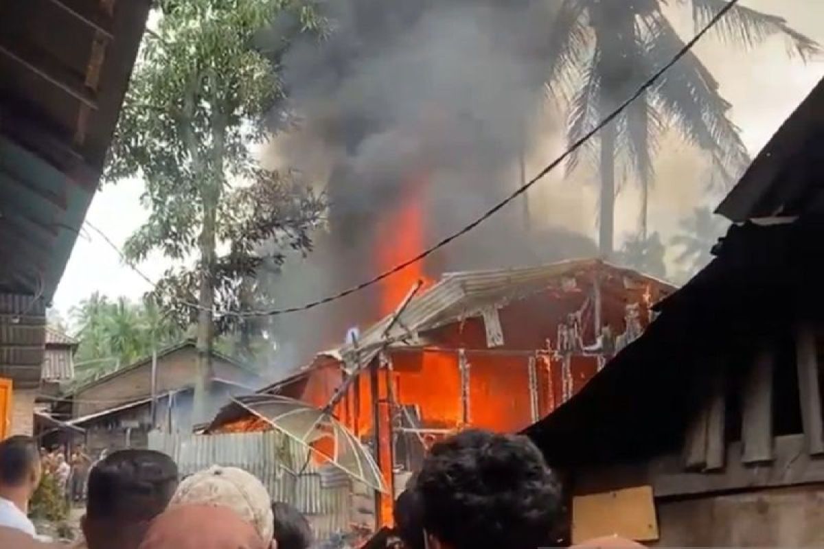 Satu unit rumah papan di Pasaman ludes terbakar, seorang batita dilaporkan meninggal