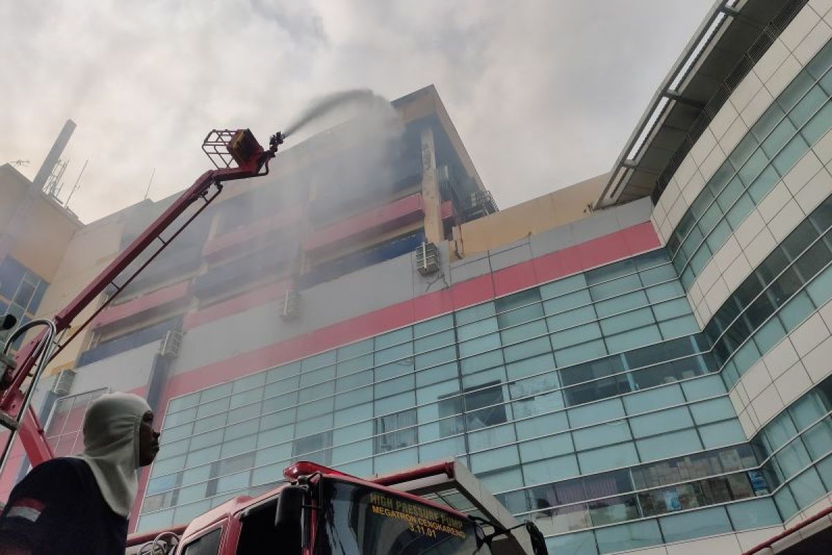 Masih ada bara api di Glodok Plaza, Jakarta Barat