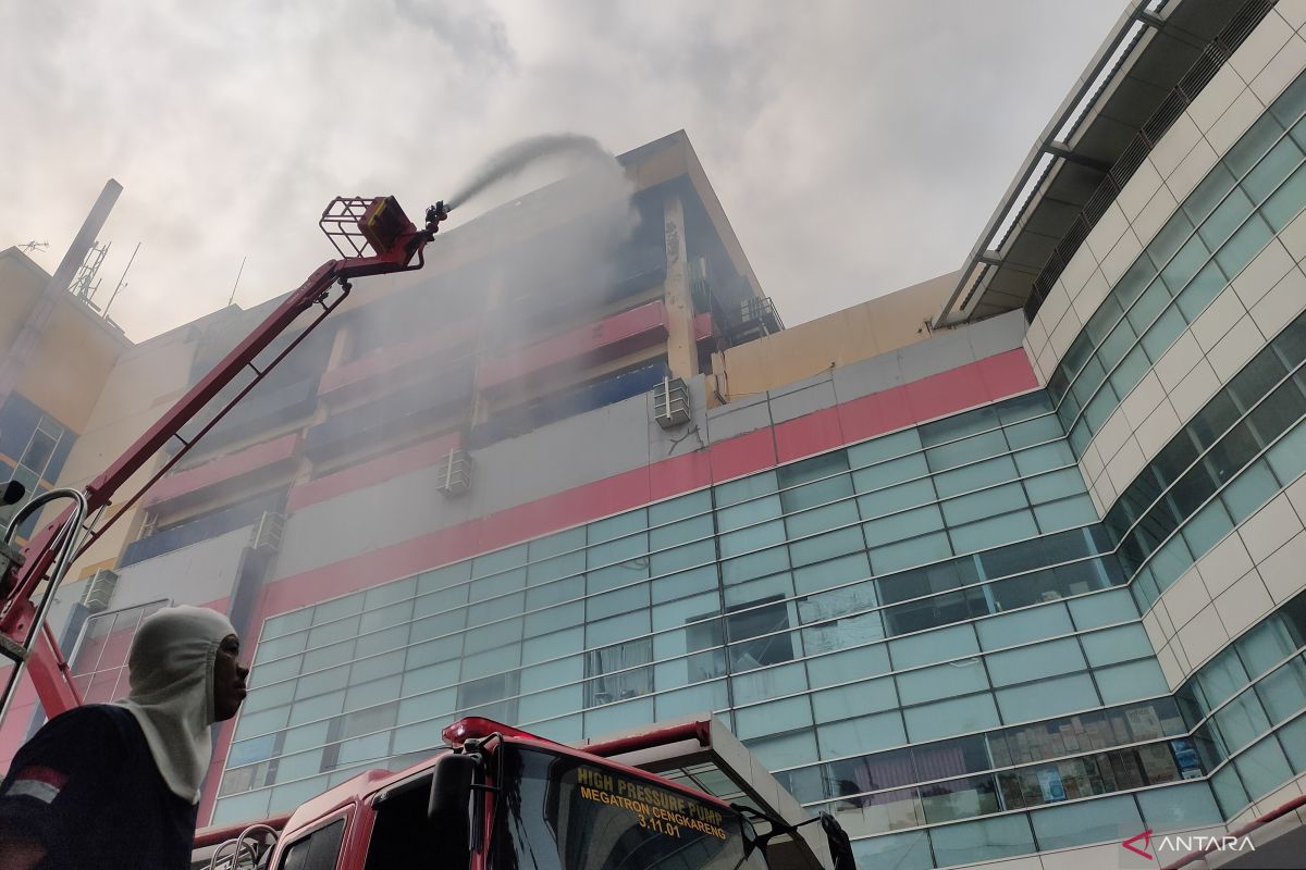 Pemadaman kebakaran Glodok Plaza Jakarta Barat masih berlangsung