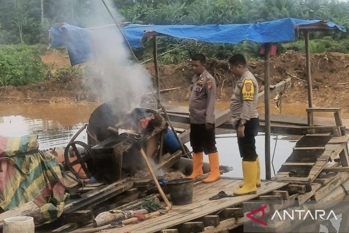 Polisi Kuansing bakar rakit penambangan emas ilegal