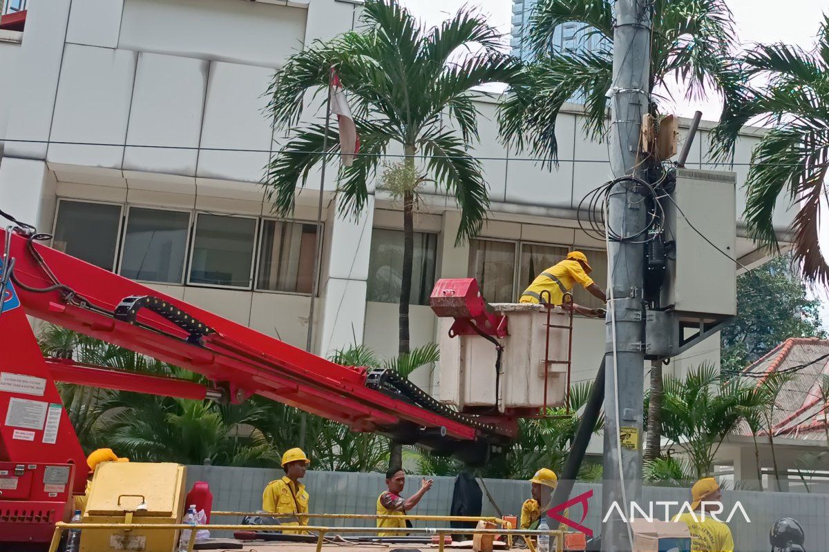 Jakpus tertibkan kabel udara jaringan utilitas di tiga ruas jalan