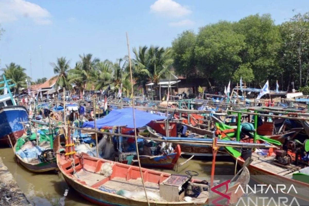 Sebagian besar nelayan Karawang tidak melaut selama dua bulan terakhir karena cuaca buruk