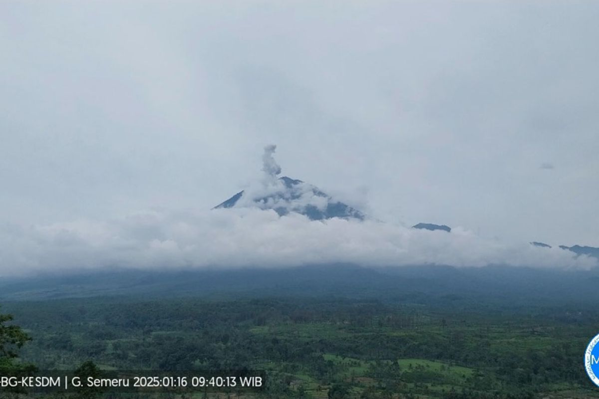 Gunung Semeru kembali erupsi disertai letusan setinggi 1.000 meter