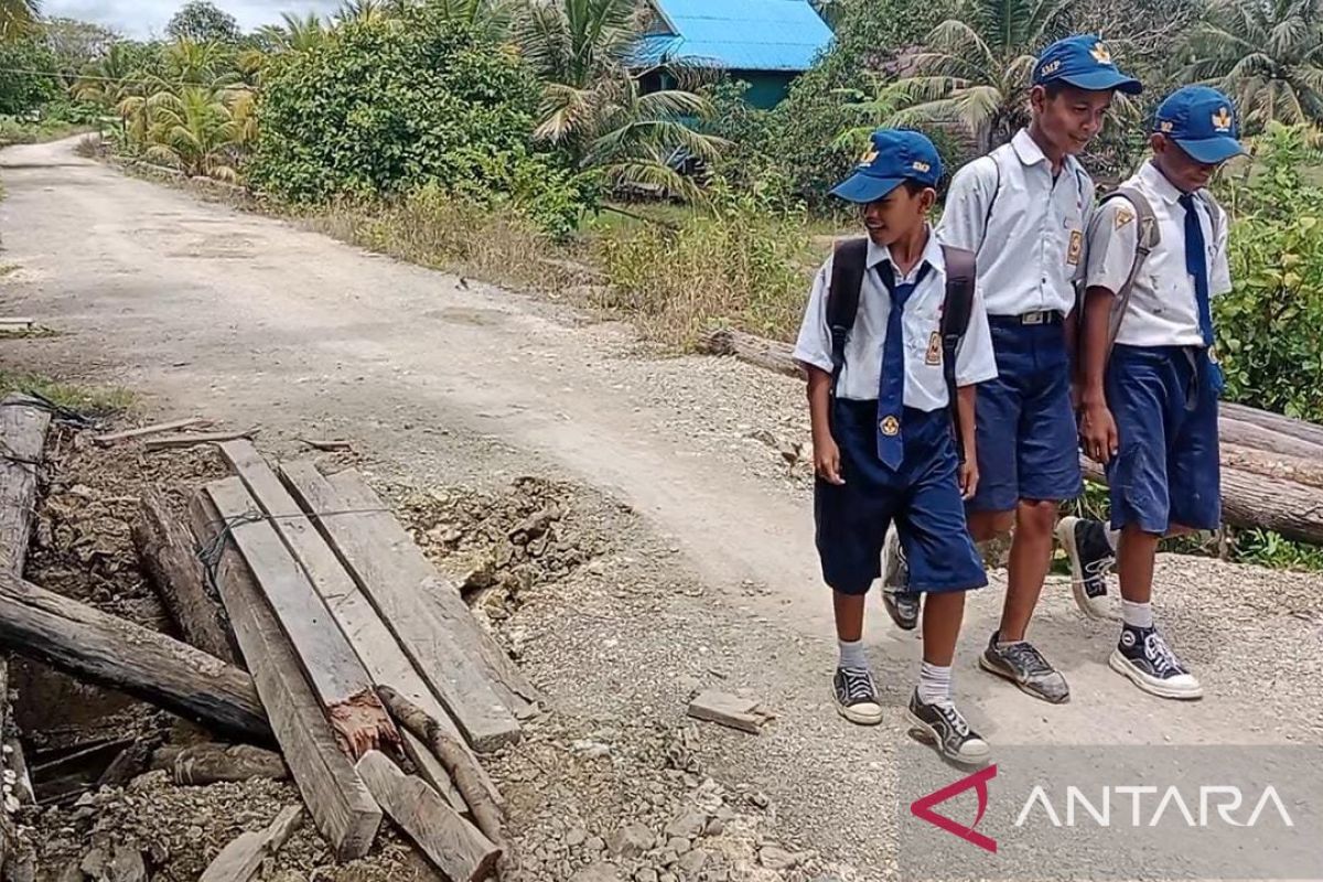 Akses keluar-masuk desa di Butur nyaris putus akibat proyek jembatan mangkrak