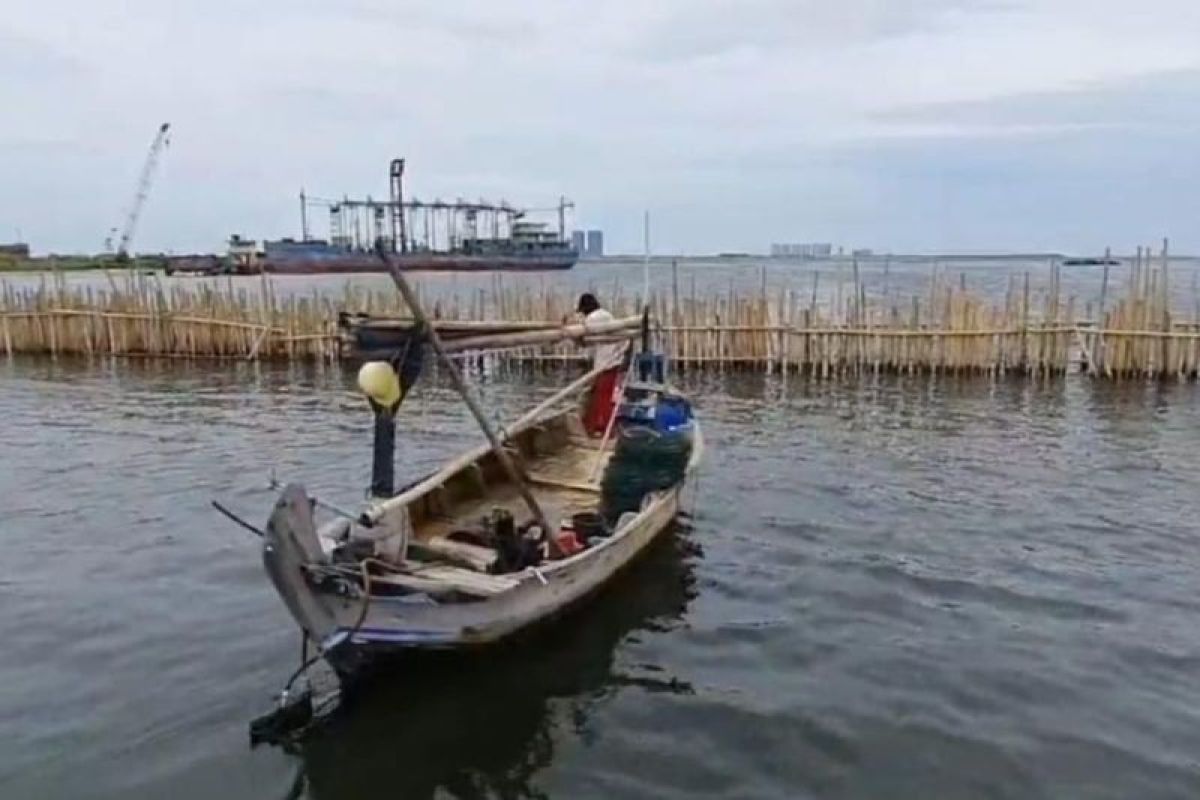 Nelayan keluhkan pagar laut di perairan Kamal Muara-Jakarta Utara