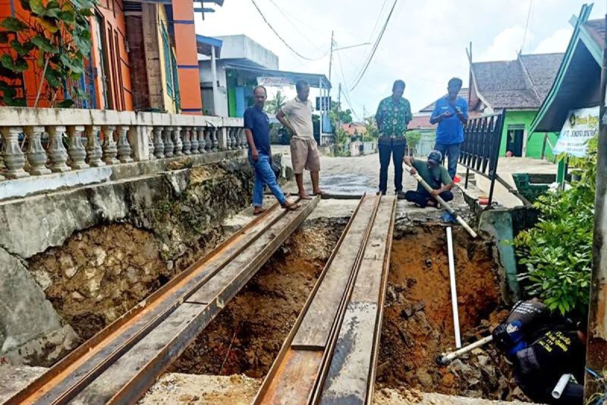 Dinas PUPR Barut tangani gorong-gorong yang ambruk di Muara Teweh