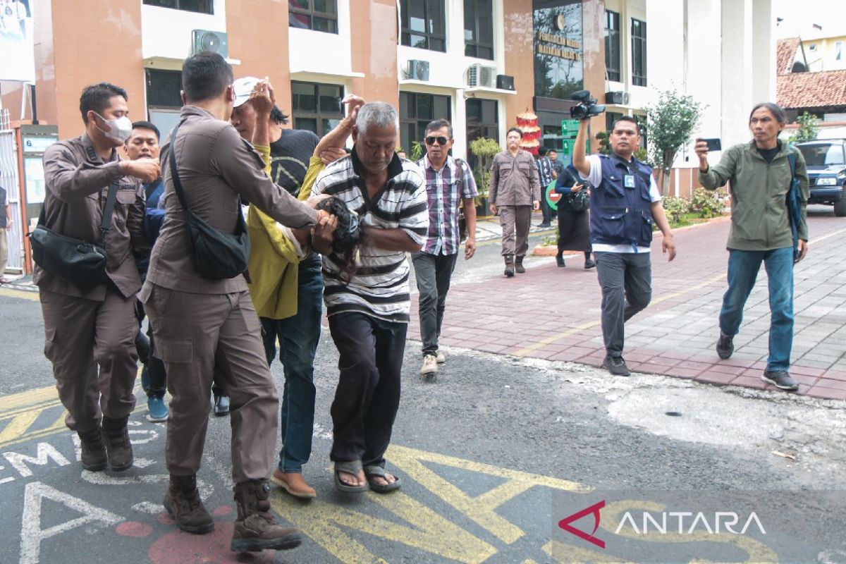 Ibu kandung Agus Buntung pingsan usai sidang perdana di Mataram