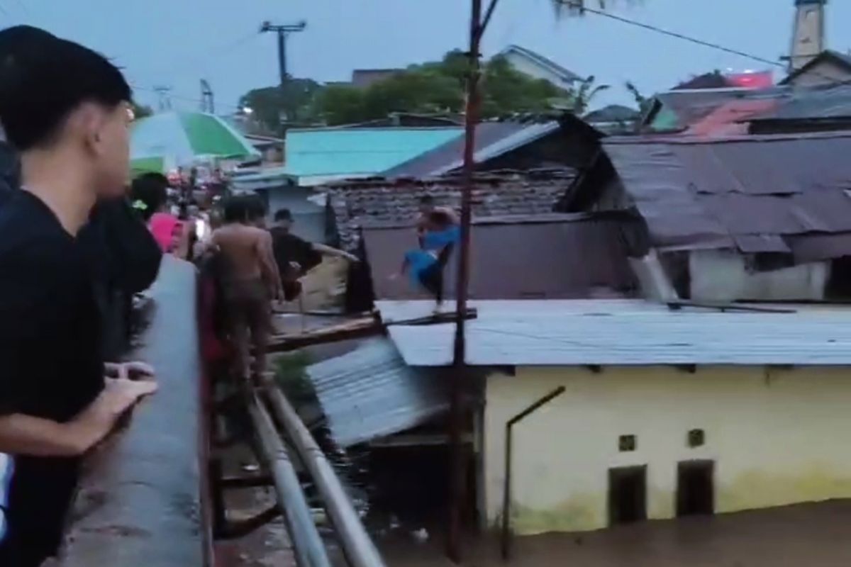 Basarnas Lampung terjunkan dua tim untuk evakuasi warga terjebak banjir