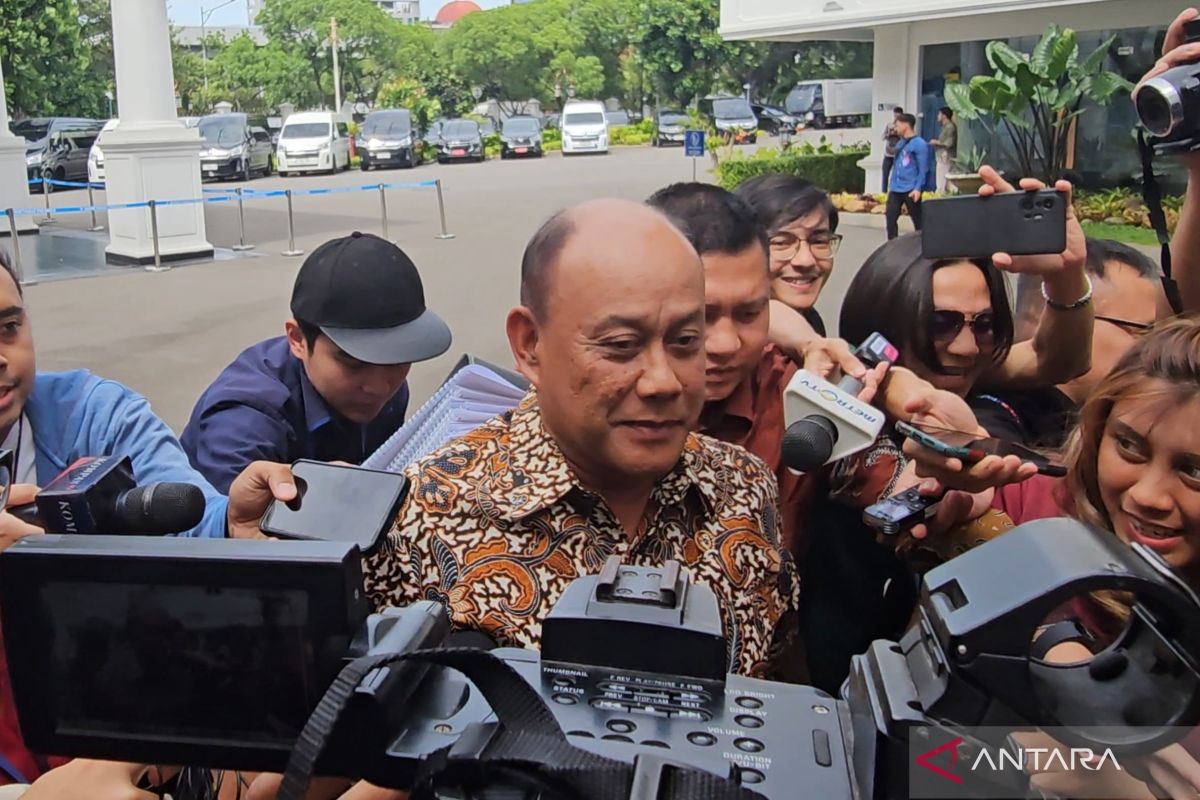 President Prabowo summons BGN head for free meals program updates