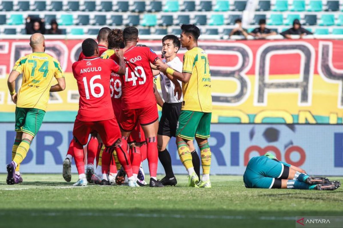 Pelatih Persebaya dan Malut United apresiasi kinerja wasit Ko Hyungjin