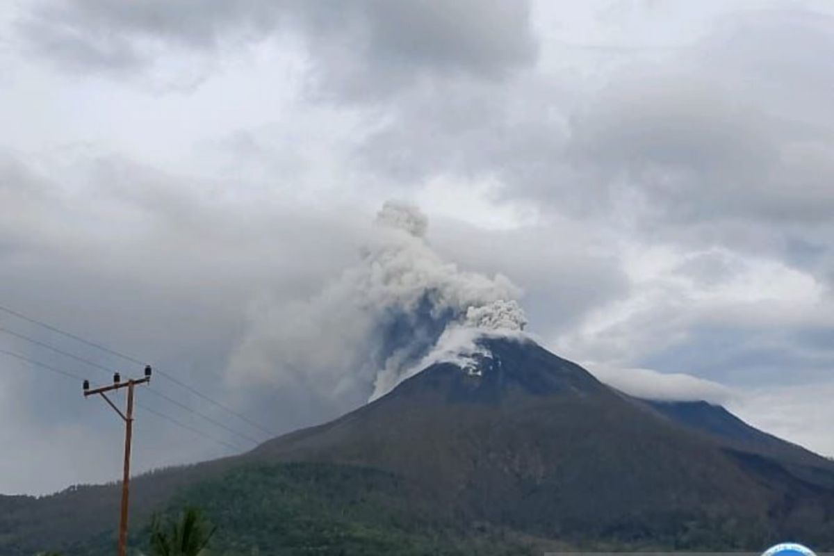 Status Gunung Ibu masih Awas, dalam sehari terjadi puluhan gempa dangkal