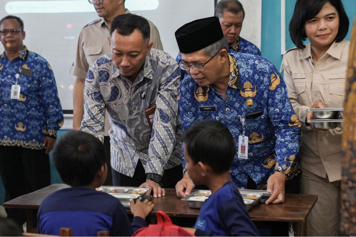 Kepala Kantor Komunikasi Presiden meninjau pelaksanaan MBG di Sleman