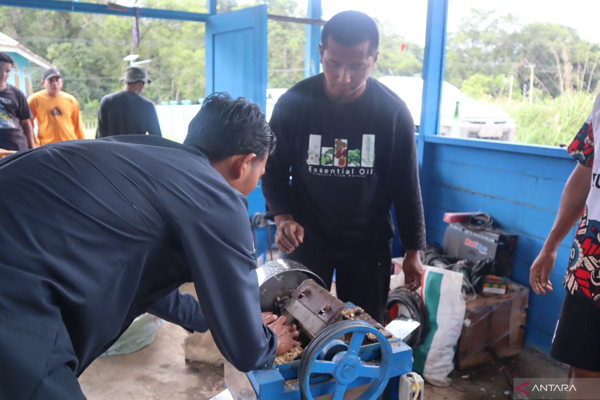 Alat suling minyak gaharu dari BI tingkatkan ekonomi desa Laban Nyarit