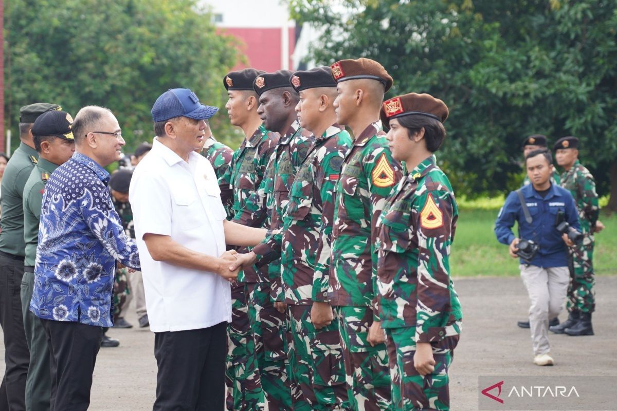 Menhan Sjafrie Sjamsoeddin lepas prajurit yang akan ikut Parade Hari Republik India 2025